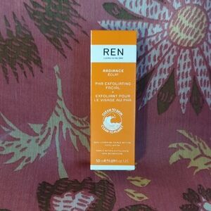 Clean Skincare Radiance PHA Exfoliating Facial - Orange